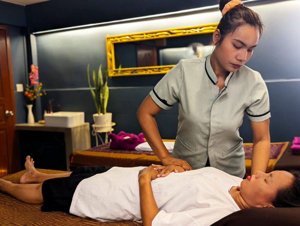 massage performed in siem reap